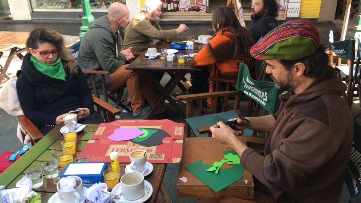 MARIANO MELIDONE : "VIAJERO, CAMINANTE Y OBSERVADOR" Retrata encuentros  humanos dibujando con tijeras